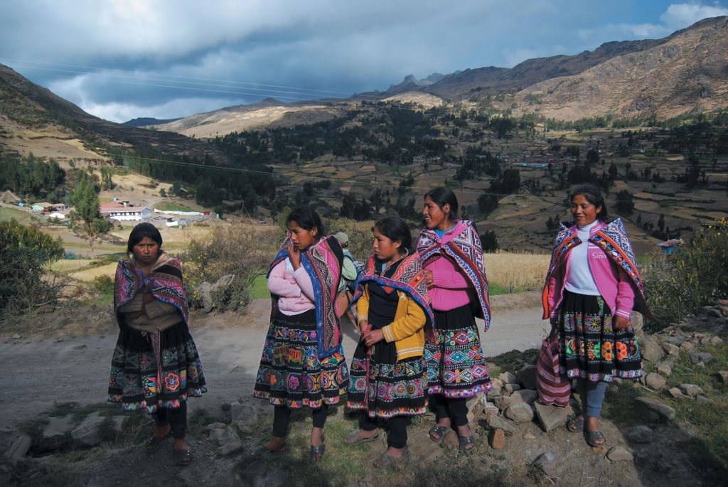 O povo indígena Quechua governa a região como um território de “patrimônio biocultural”, conservando uma notável diversidade de batatas. Crédito: Ashish Kothari 