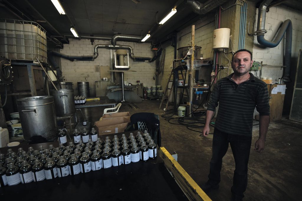 Trabalhadores como Dimitris Koumatsioulis administram coletivamente a Vio.Me, uma fábrica de detergentes ecologicamente corretos em Thessaloniki, Grécia. Crédito: Ashish Kothari.